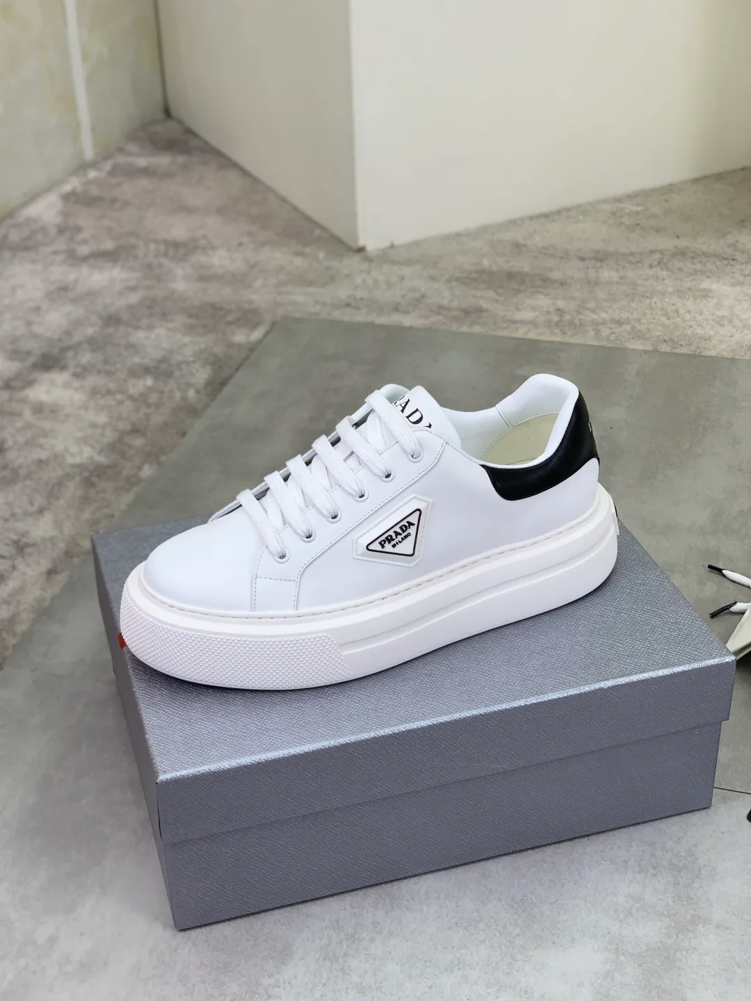Men's shoes 💰P560💰[New style] popular models are on the official website, 🆘 Trendy brand (Prada) mainly promotes popular models, avant-garde and versatile fashion men's shoes private version mold opening, cowhide surface splicing 1:1.. Fashionable and simple, original imported cowhide lining cowhide feet; the atmosphere and personality are more fashionable, eye-catching and pursuing class. It will subvert the old idea and be a must-have for fashionistas with you! Must keep it for yourself! Tall and comfortable, large and low, high-end quality workmanship. Number of yards: 38-45 4️⃣optional.